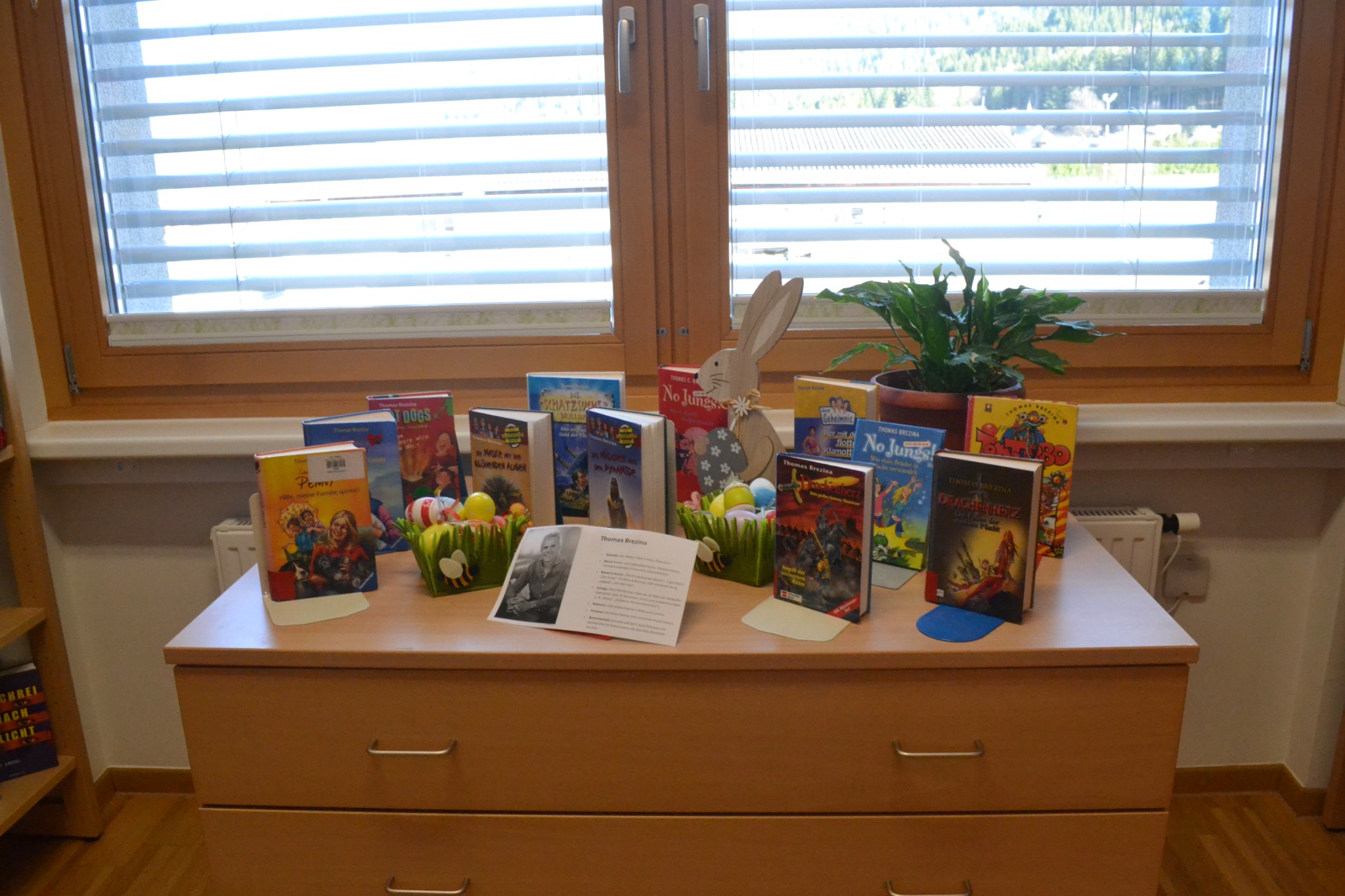 Büchertisch in der Schulbibliothek