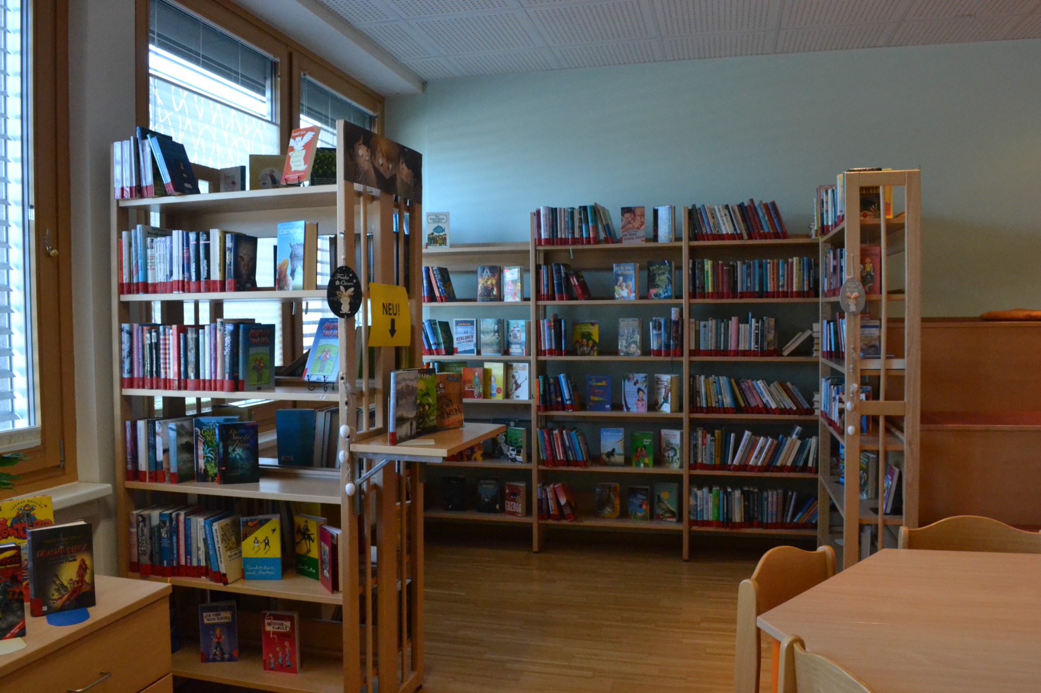 Bücherregale und Leseplätze