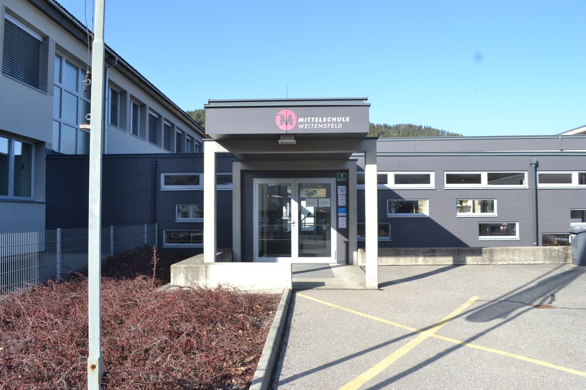 Eingang der Mittelschule Weitensfeld