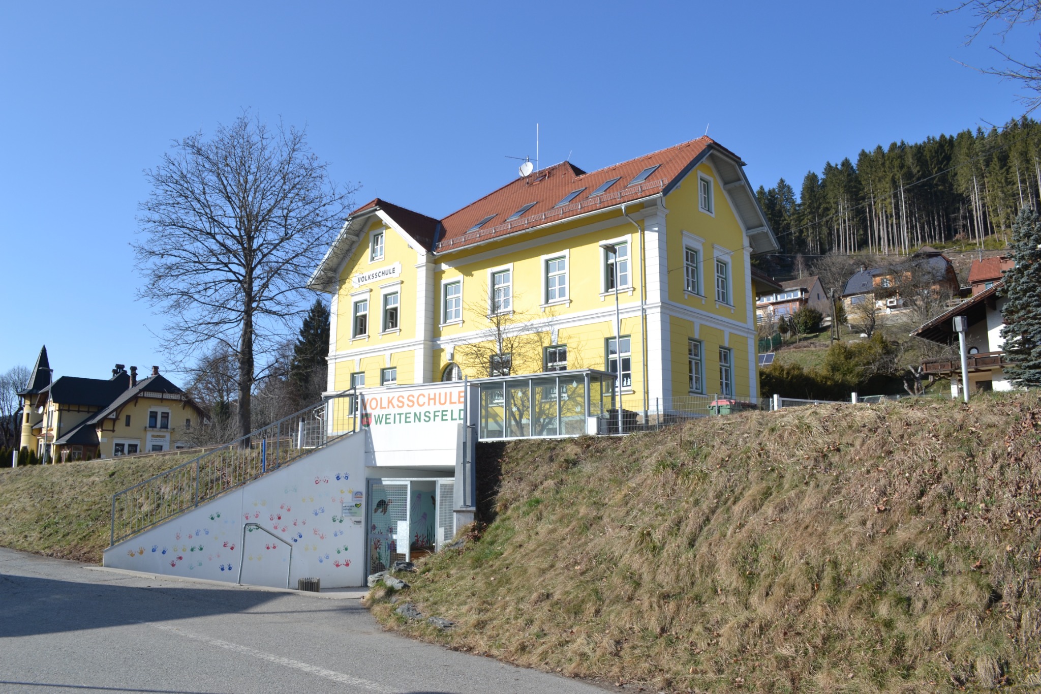 Gebäude der Volksschule Weitensfeld