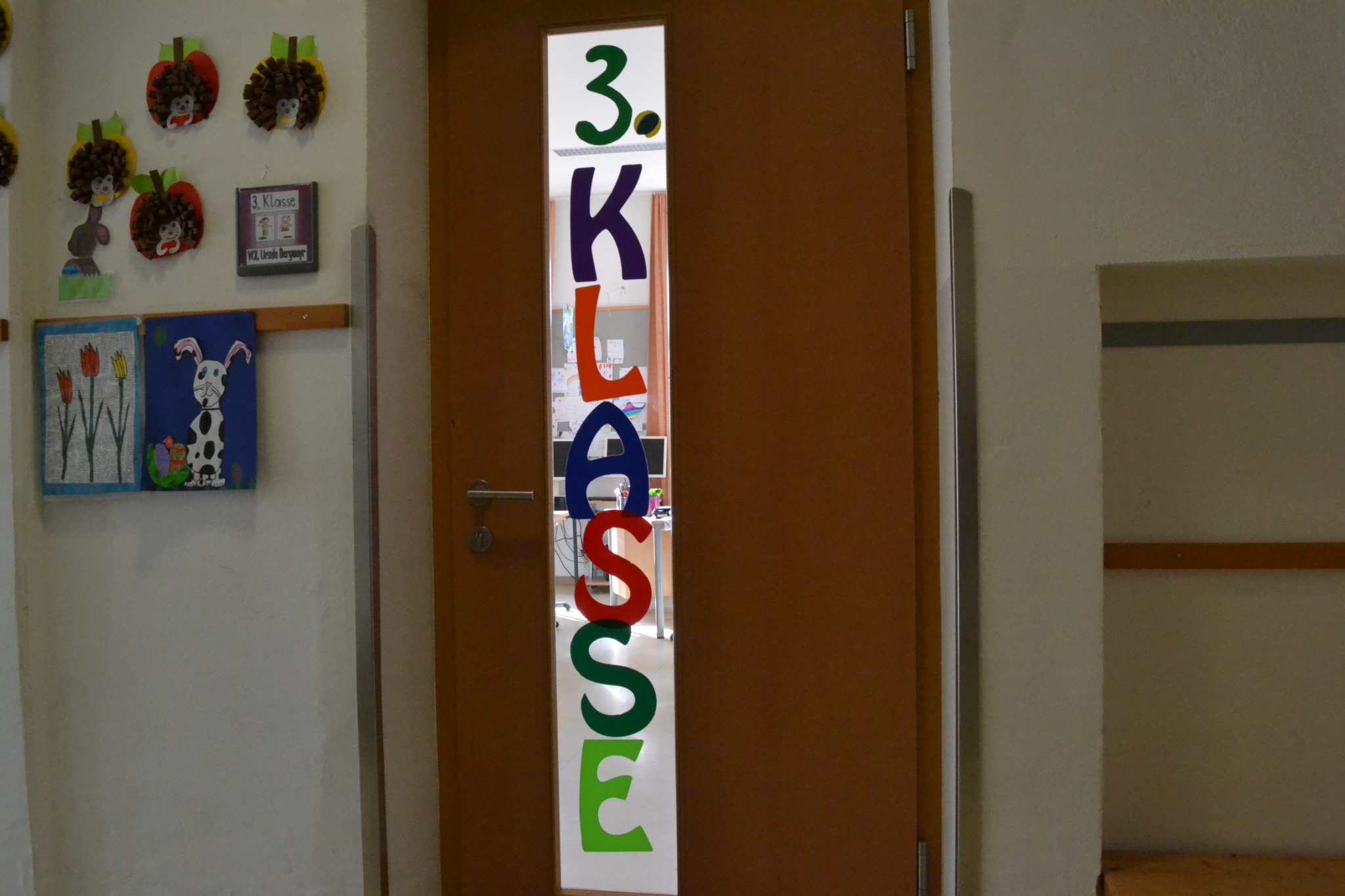Kreativ gestaltete Klassentür