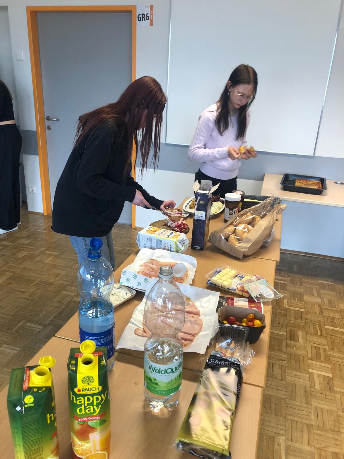 Una cena insieme – Ein gemeinsames Essen der Italienischgruppe der 4. Klasse – Bild 3