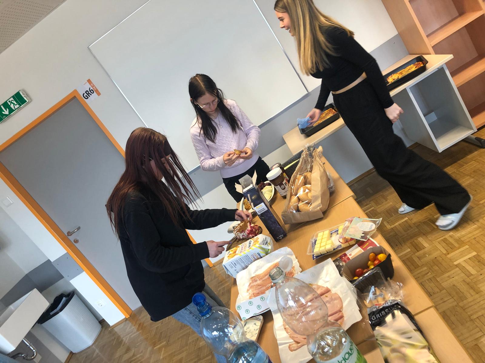 Una cena insieme – Ein gemeinsames Essen der Italienischgruppe der 4. Klasse – Bild 4