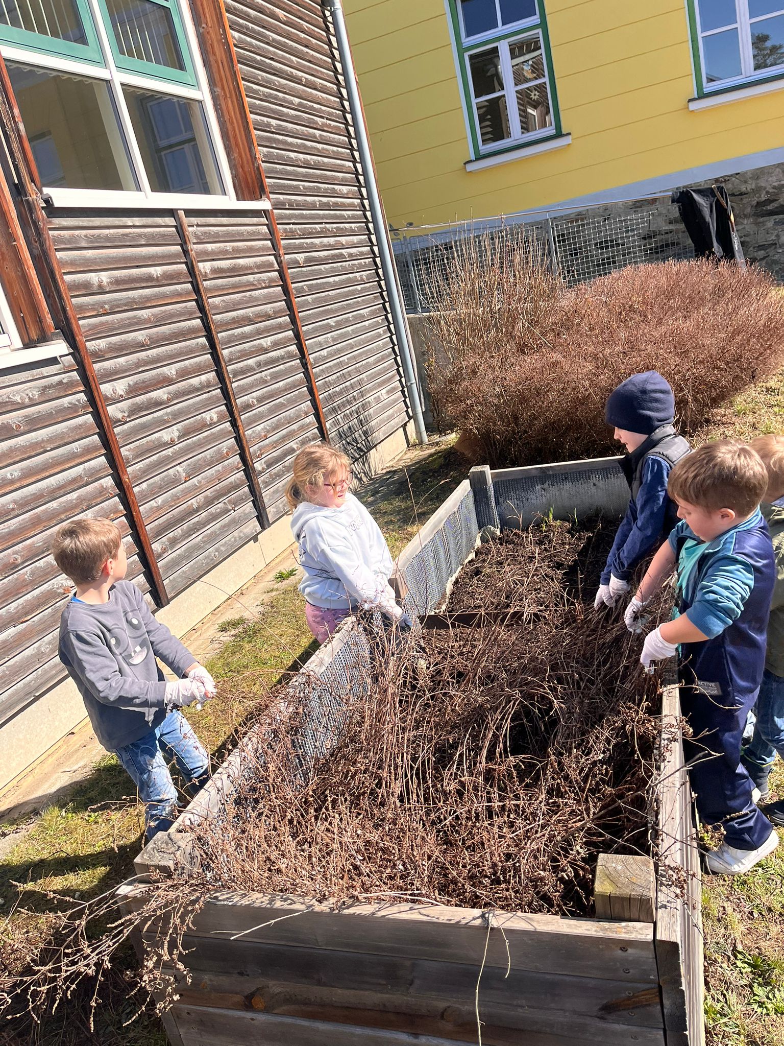 Kinder der GTS-Gruppe beim Schneemannbauen