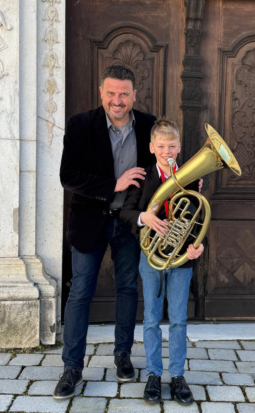 Roland mit seinem Instrument