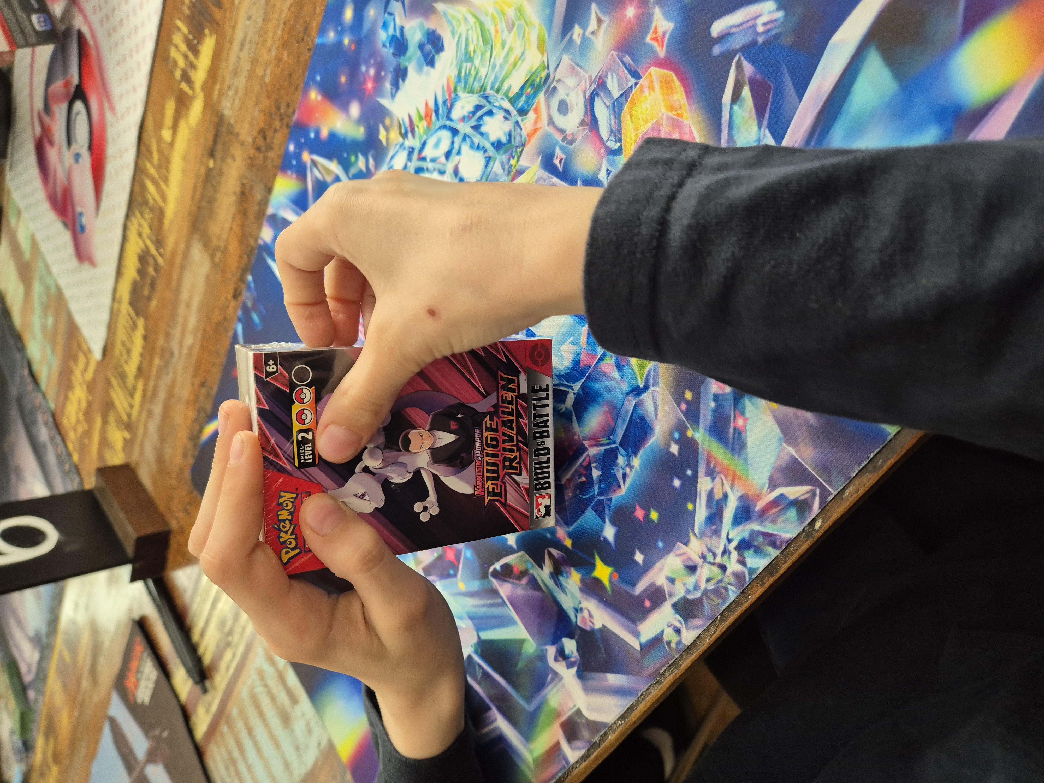 Felix mit Pokemon Karten